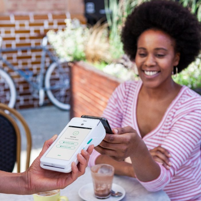 shows a customer making a payment at the table using dojo